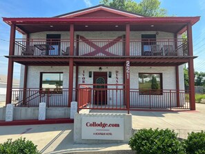 Exterior - Alabama Boutiq Hotel: St Nick Suite, kit & balcony (Tuscaloosa)