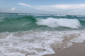 Beach - Cozy Condo Near Beach with Pool, Balcony, Dining & Shopping (Miramar Beach)