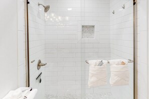 Shower, hair dryer, towels - Cozy Condo Near Beach with Pool, Balcony, Dining & Shopping (Miramar Beach)