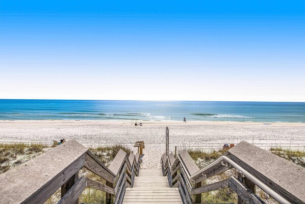 Beach - Cozy Condo Near Beach with Pool, Balcony, Dining & Shopping (Miramar Beach)