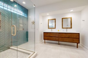 Shower, hair dryer, towels - Gorgeous home with private pool and lots of outdoor space (Miramar Beach)