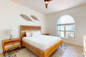 4 bedrooms, iron/ironing board, WiFi, bed sheets - Gorgeous home with private pool and lots of outdoor space (Miramar Beach)