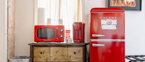 Cafetière/bouilloire, réfrigérateur, micro-ondes