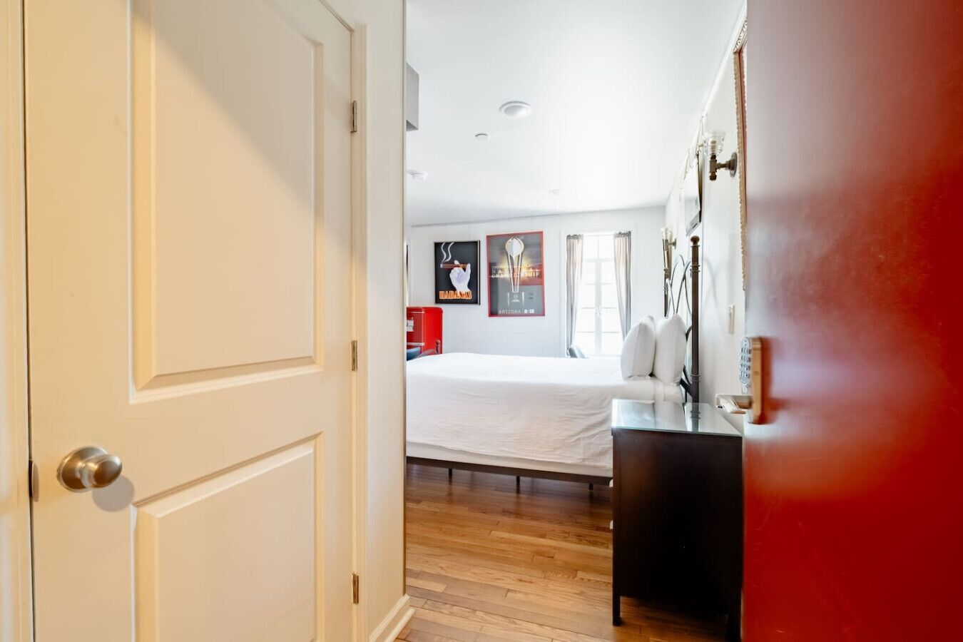 Een bureau, een strijkplank/strijkijzer, wifi, beddengoed