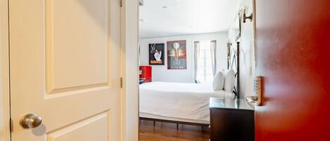 Escritorio, tabla de planchar con plancha, wifi y ropa de cama