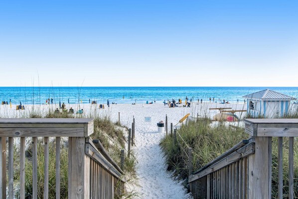 On the beach - 4th Floor Condo with Gulf View Fitness Center, Pools, Beach Access (Miramar Beach)