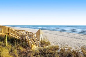On the beach - Fifth-floor, oceanfront condo with fast WiFi & pool - snowbirds OK (Miramar Beach)