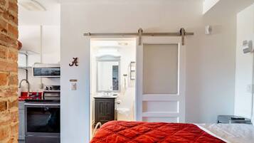 Bureau, fer et planche Ă repasser, Wi-Fi, draps fournis