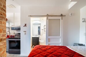 Bureau, fer et planche à repasser, Wi-Fi, draps fournis