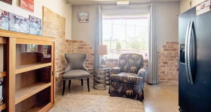 Alabama Boutique Hotel: #5 with Kitchen & TV Room