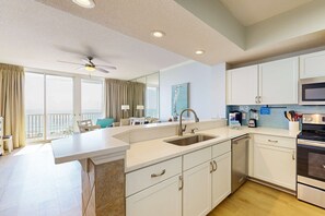 Fridge, microwave, oven, stovetop - Gorgeous corner unit with plenty of space, shared pool and beach access (Fort Walton Beach)