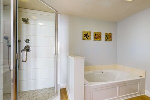 Shower, hair dryer, towels - Gorgeous corner unit with plenty of space, shared pool and beach access (Fort Walton Beach)