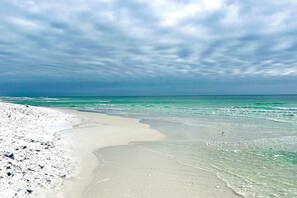 On the beach - Ocean view condo with high-speed WiFi, balcony, shared pool, & beach access (Miramar Beach)