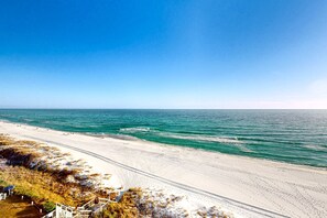 On the beach - Oceanfront condo with heated pool, tennis, grilling station, & gym - balcony (Miramar Beach)