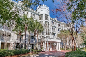 Exterior - Upscale studio at The Village of Baytowne Wharf with AC, pool, hot tub & gym (Miramar Beach)
