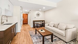 A modern apartment with a kitchen, dining area, and living room. - Upscale studio at The Village of Baytowne Wharf with AC, pool, hot tub & gym (Miramar Beach)