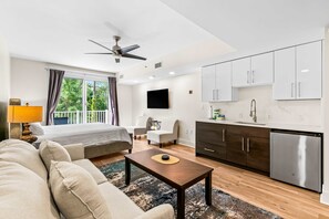 Iron/ironing board, WiFi, bed sheets - Upscale studio at The Village of Baytowne Wharf with AC, pool, hot tub & gym (Miramar Beach)