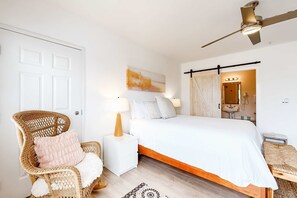 Een strijkplank/strijkijzer, wifi, beddengoed