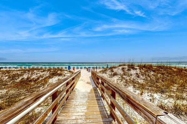 On the beach - Charming retreat steps from the Gulf w/on-site hot tub, pool, gym, A/C (Miramar Beach)