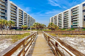 Property grounds - Charming retreat steps from the Gulf w/on-site hot tub, pool, gym, A/C (Miramar Beach)