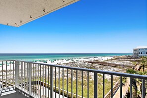 Property grounds - Charming retreat steps from the Gulf w/on-site hot tub, pool, gym, A/C (Miramar Beach)