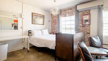 Desk, iron/ironing board, WiFi, bed sheets