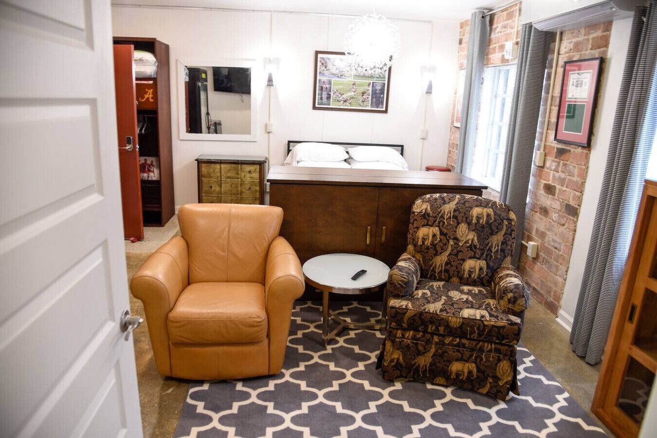 Een bureau, een strijkplank/strijkijzer, wifi, beddengoed