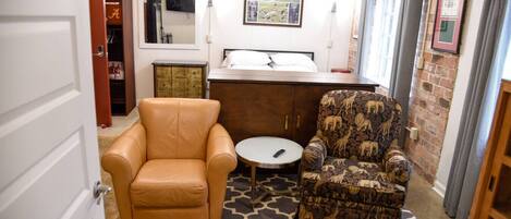 Escritorio, tabla de planchar con plancha, wifi y ropa de cama