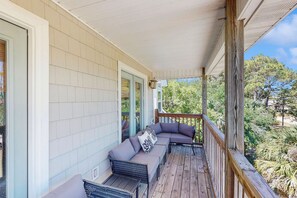 Property grounds - Charming dog-friendly home near the Bay with a pool, washer/dryer & central AC (St. George Island)