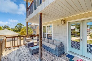 Terrace/patio - Charming dog-friendly home near the Bay with a pool, washer/dryer & central AC (St. George Island)