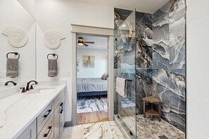 Shower, hair dryer, towels - Gorgeous coastal home with plenty of space, shared pool and easy beach access (Mexico Beach)