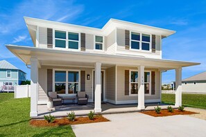 Exterior - Gorgeous coastal home with plenty of space, shared pool and easy beach access (Mexico Beach)