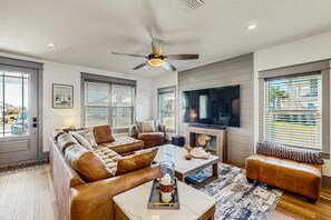 TV, offices - Gorgeous coastal home with plenty of space, shared pool and easy beach access (Mexico Beach)