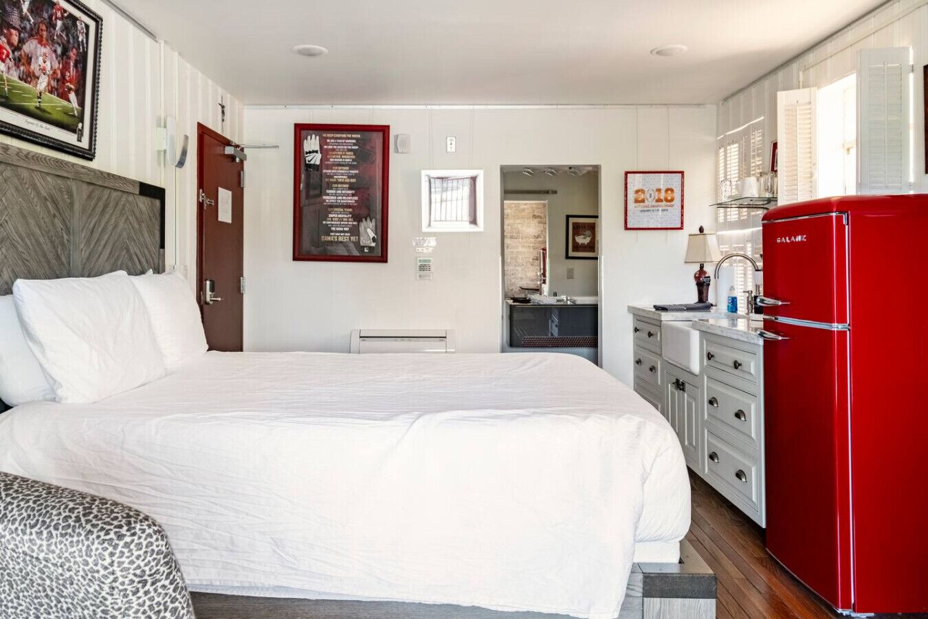 Een bureau, een strijkplank/strijkijzer, wifi, beddengoed