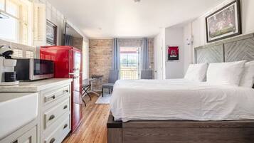 Desk, iron/ironing board, WiFi, bed sheets