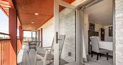 Alabama Boutique Hotel: #2 Wetbar + Balcony