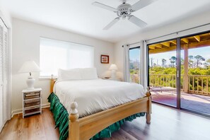 3 bedrooms, WiFi, bed sheets - Dog-friendly home near the beach with beach gear, on-site pool & tennis (St. George Island)
