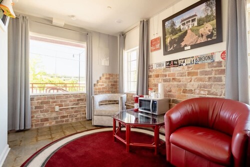 Alabama Boutique Hotel: #6 w/ TV Rm, PacMan Arcade