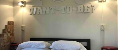 Desk, iron/ironing board, WiFi, bed sheets