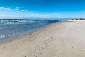 On the beach - Newly constructed beachfront home with panoramic bay & Gulf views (St. George Island)