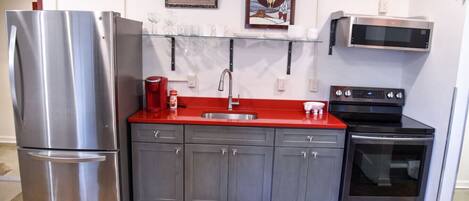 Frigorífico, microondas, horno y placa de cocina