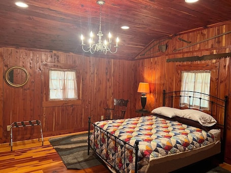 Desk, iron/ironing board, WiFi. 1 of 3 Guest Quarters 35 Min to U of Alabama