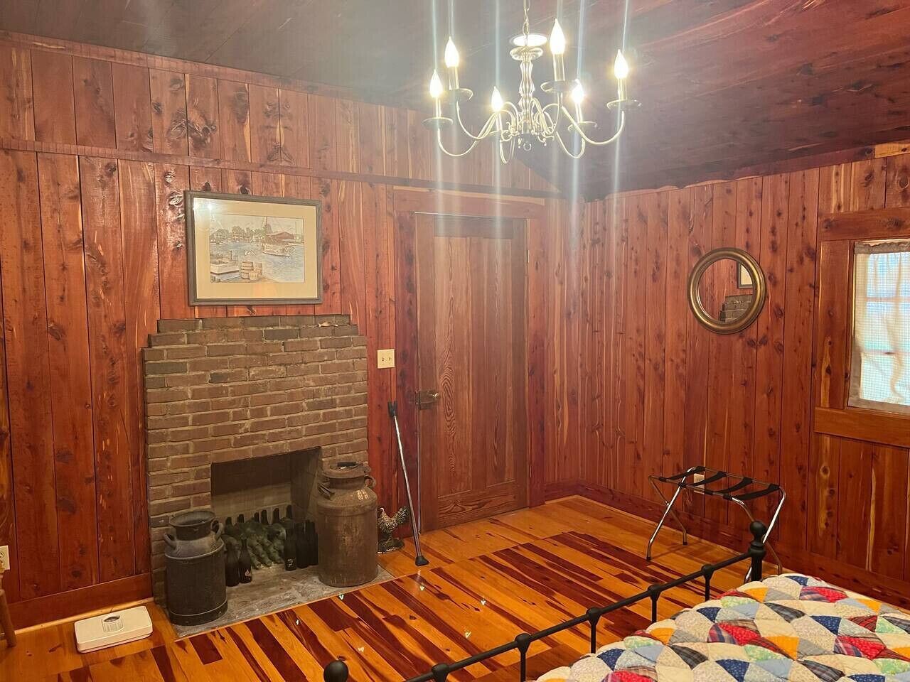 Desk, iron/ironing board, WiFi