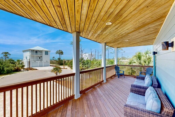 Terrace/patio - Pristine, professionally furnished beach house with two balconies - near beach (Cape San Blas)