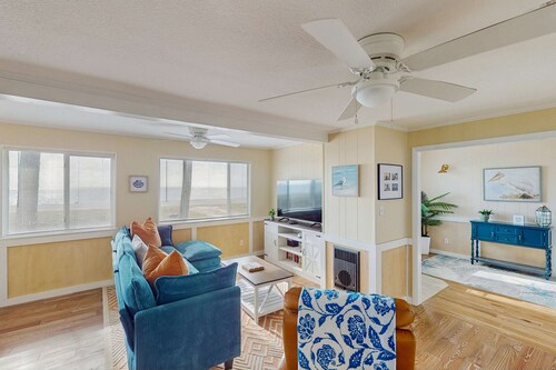 Coastal escape with bay views, fishing, Washer / dryer, and Wifi