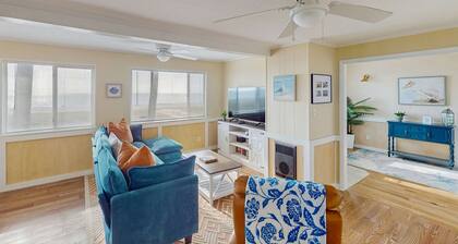 Coastal escape with bay views, fishing, Washer / dryer, and Wifi