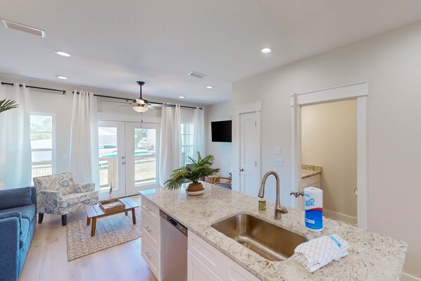 Interior - Dog-Friendly Home with WIFI and Washer/Dryer, stunning lake views (Carrabelle)