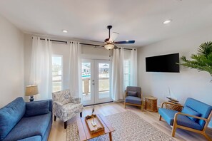 TV, table football - Dog-Friendly Home with WIFI and Washer/Dryer, stunning lake views (Carrabelle)