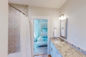 Shower, hair dryer, towels - Dog-Friendly Home with WIFI and Washer/Dryer, stunning lake views (Carrabelle)