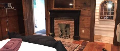 Escritorio, tabla de planchar con plancha, wifi y ropa de cama